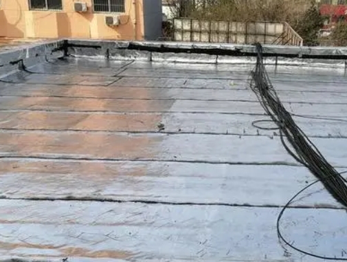 德阳卫生间漏水维修公司分享下德阳屋面楼顶防水刚性防水层施工要点。